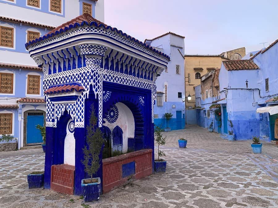 早川茉希さんのインスタグラム写真 - (早川茉希Instagram)「📍Chefchaouen(シャウエン)💙 ・ モロッコの青い街#シャウエン 💙  いつか行ってみたい場所の一つでした❣️ ・ もともと、ベルベル人は虫除けのために 洗濯の部屋を青くしていたのだけど 町をあげて外観を青くしよう！となったのだとか！  最近、ドラマの舞台にもなって 国内でも人気が更に高まっているそうです💕  ここは観光というより街歩きが目的だったので 前日の夜にシャウエン入りして、 朝たくさん写真を撮りながら歩き回って フェズに戻りました！🚙 ・ フェズの観光もこの日しかなかったから、 前日はサハラ砂漠からシャウエンまで遠かったけど 時間捻出のためには良いスケジュールだった🙆‍♀️ 朝イチは人も少なめで街歩きもしやすかったです💙  シャウエンのBab Ssourで食べた エビタコミックスタジン鍋が美味しかった🥺✨ 野菜タジン鍋が続いていたので、 海鮮のタジン鍋は嬉しい😋  #morocco #chefchaouen #モロッコ #モロッコ旅行 #シャウエン #シャウエンブルー #タビジョ #旅行好きな人と繋がりたい #青の世界 #💙 #暖かい季節は植物もあって更に綺麗そう #街歩き #わくわくした #世界の絶景 #無加工 #無加工pic #tabijyo #tabippo」1月29日 14時48分 - maki_hayakawa