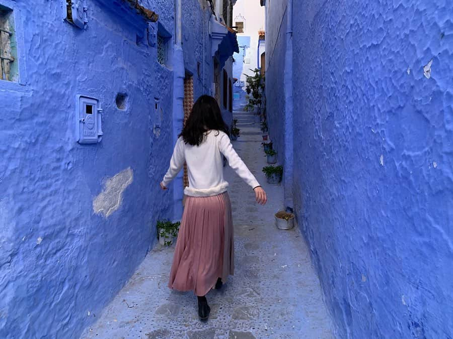 早川茉希さんのインスタグラム写真 - (早川茉希Instagram)「📍Chefchaouen(シャウエン)💙 ・ モロッコの青い街#シャウエン 💙  いつか行ってみたい場所の一つでした❣️ ・ もともと、ベルベル人は虫除けのために 洗濯の部屋を青くしていたのだけど 町をあげて外観を青くしよう！となったのだとか！  最近、ドラマの舞台にもなって 国内でも人気が更に高まっているそうです💕  ここは観光というより街歩きが目的だったので 前日の夜にシャウエン入りして、 朝たくさん写真を撮りながら歩き回って フェズに戻りました！🚙 ・ フェズの観光もこの日しかなかったから、 前日はサハラ砂漠からシャウエンまで遠かったけど 時間捻出のためには良いスケジュールだった🙆‍♀️ 朝イチは人も少なめで街歩きもしやすかったです💙  シャウエンのBab Ssourで食べた エビタコミックスタジン鍋が美味しかった🥺✨ 野菜タジン鍋が続いていたので、 海鮮のタジン鍋は嬉しい😋  #morocco #chefchaouen #モロッコ #モロッコ旅行 #シャウエン #シャウエンブルー #タビジョ #旅行好きな人と繋がりたい #青の世界 #💙 #暖かい季節は植物もあって更に綺麗そう #街歩き #わくわくした #世界の絶景 #無加工 #無加工pic #tabijyo #tabippo」1月29日 14時48分 - maki_hayakawa