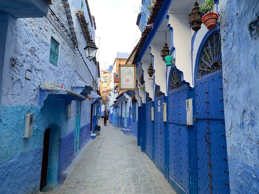 早川茉希さんのインスタグラム写真 - (早川茉希Instagram)「📍Chefchaouen(シャウエン)💙 ・ モロッコの青い街#シャウエン 💙  いつか行ってみたい場所の一つでした❣️ ・ もともと、ベルベル人は虫除けのために 洗濯の部屋を青くしていたのだけど 町をあげて外観を青くしよう！となったのだとか！  最近、ドラマの舞台にもなって 国内でも人気が更に高まっているそうです💕  ここは観光というより街歩きが目的だったので 前日の夜にシャウエン入りして、 朝たくさん写真を撮りながら歩き回って フェズに戻りました！🚙 ・ フェズの観光もこの日しかなかったから、 前日はサハラ砂漠からシャウエンまで遠かったけど 時間捻出のためには良いスケジュールだった🙆‍♀️ 朝イチは人も少なめで街歩きもしやすかったです💙  シャウエンのBab Ssourで食べた エビタコミックスタジン鍋が美味しかった🥺✨ 野菜タジン鍋が続いていたので、 海鮮のタジン鍋は嬉しい😋  #morocco #chefchaouen #モロッコ #モロッコ旅行 #シャウエン #シャウエンブルー #タビジョ #旅行好きな人と繋がりたい #青の世界 #💙 #暖かい季節は植物もあって更に綺麗そう #街歩き #わくわくした #世界の絶景 #無加工 #無加工pic #tabijyo #tabippo」1月29日 14時48分 - maki_hayakawa
