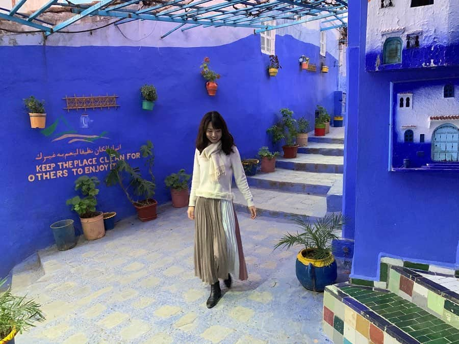 早川茉希さんのインスタグラム写真 - (早川茉希Instagram)「📍Chefchaouen(シャウエン)💙 ・ モロッコの青い街#シャウエン 💙  いつか行ってみたい場所の一つでした❣️ ・ もともと、ベルベル人は虫除けのために 洗濯の部屋を青くしていたのだけど 町をあげて外観を青くしよう！となったのだとか！  最近、ドラマの舞台にもなって 国内でも人気が更に高まっているそうです💕  ここは観光というより街歩きが目的だったので 前日の夜にシャウエン入りして、 朝たくさん写真を撮りながら歩き回って フェズに戻りました！🚙 ・ フェズの観光もこの日しかなかったから、 前日はサハラ砂漠からシャウエンまで遠かったけど 時間捻出のためには良いスケジュールだった🙆‍♀️ 朝イチは人も少なめで街歩きもしやすかったです💙  シャウエンのBab Ssourで食べた エビタコミックスタジン鍋が美味しかった🥺✨ 野菜タジン鍋が続いていたので、 海鮮のタジン鍋は嬉しい😋  #morocco #chefchaouen #モロッコ #モロッコ旅行 #シャウエン #シャウエンブルー #タビジョ #旅行好きな人と繋がりたい #青の世界 #💙 #暖かい季節は植物もあって更に綺麗そう #街歩き #わくわくした #世界の絶景 #無加工 #無加工pic #tabijyo #tabippo」1月29日 14時48分 - maki_hayakawa