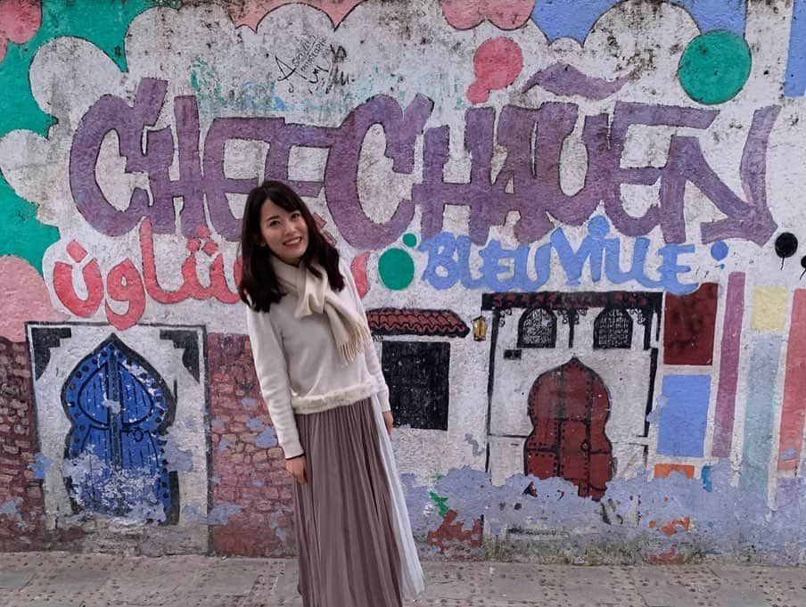 早川茉希さんのインスタグラム写真 - (早川茉希Instagram)「📍Chefchaouen(シャウエン)💙 ・ モロッコの青い街#シャウエン 💙  いつか行ってみたい場所の一つでした❣️ ・ もともと、ベルベル人は虫除けのために 洗濯の部屋を青くしていたのだけど 町をあげて外観を青くしよう！となったのだとか！  最近、ドラマの舞台にもなって 国内でも人気が更に高まっているそうです💕  ここは観光というより街歩きが目的だったので 前日の夜にシャウエン入りして、 朝たくさん写真を撮りながら歩き回って フェズに戻りました！🚙 ・ フェズの観光もこの日しかなかったから、 前日はサハラ砂漠からシャウエンまで遠かったけど 時間捻出のためには良いスケジュールだった🙆‍♀️ 朝イチは人も少なめで街歩きもしやすかったです💙  シャウエンのBab Ssourで食べた エビタコミックスタジン鍋が美味しかった🥺✨ 野菜タジン鍋が続いていたので、 海鮮のタジン鍋は嬉しい😋  #morocco #chefchaouen #モロッコ #モロッコ旅行 #シャウエン #シャウエンブルー #タビジョ #旅行好きな人と繋がりたい #青の世界 #💙 #暖かい季節は植物もあって更に綺麗そう #街歩き #わくわくした #世界の絶景 #無加工 #無加工pic #tabijyo #tabippo」1月29日 14時48分 - maki_hayakawa