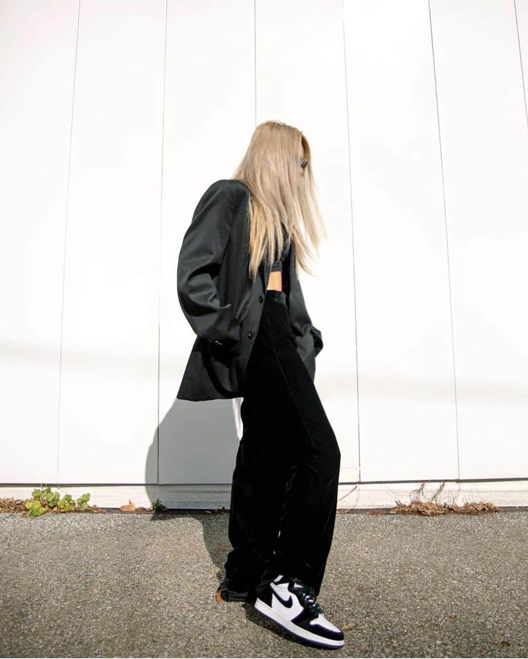 MARISのインスタグラム：「Yes, I do 🐼  You need to work sometimes with your bad hair 🖤✌🏾 ・ ・ ・ ・ ・  #ootd #tokyo #japan #panda #jordan1panda #fashion #hype #girl #私服　#コーディネート」