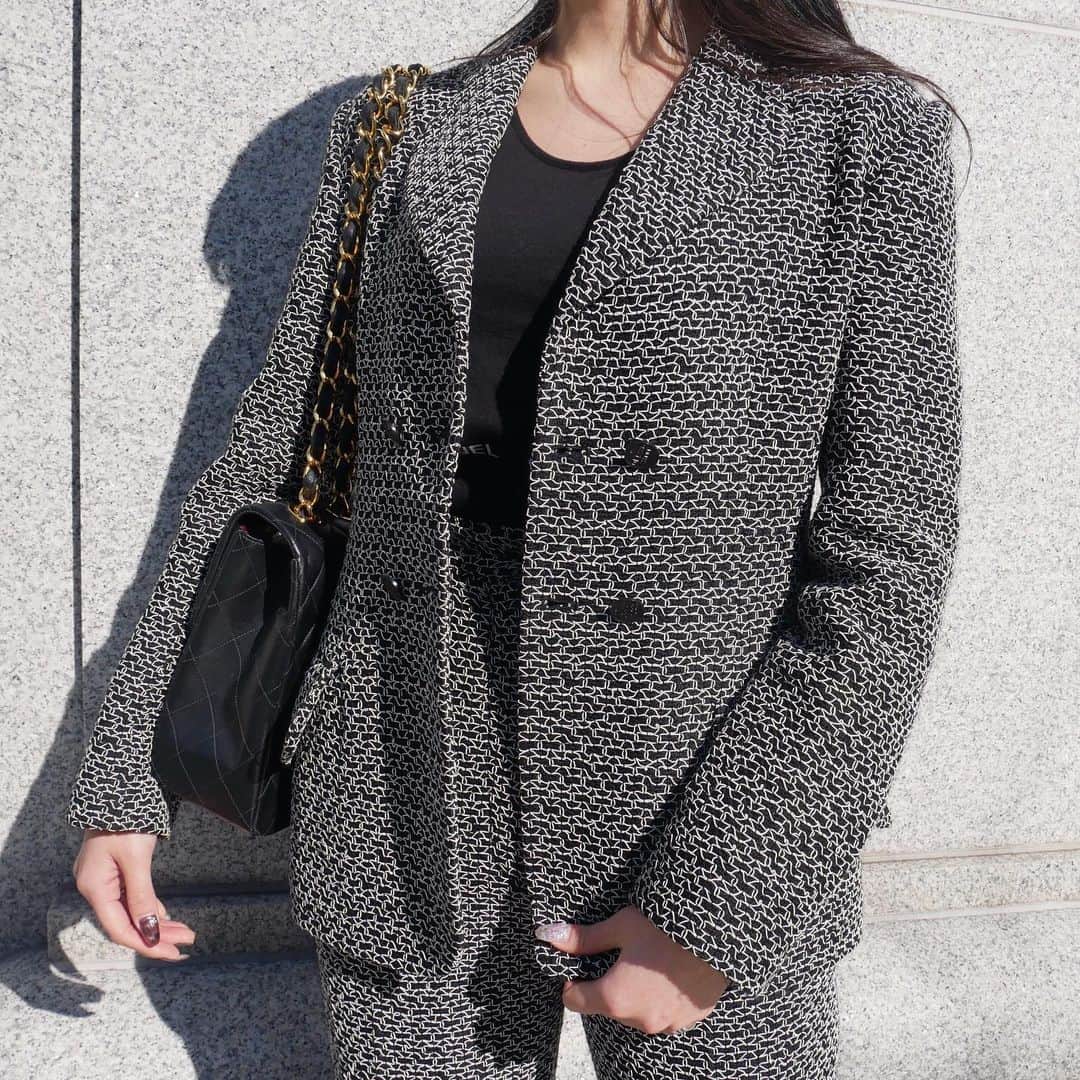 のインスタグラム：「Vintage Chanel wool pants suit size 38 ▶︎Free Shipping Worldwide✈️ ≫≫≫ DM for more information 📩 info@amorevintagetokyo.com #AMOREvintage #AMORETOKYO #tokyo #Omotesando #Aoyama #harajuku #vintage #vintageshop #ヴィンテージ #ヴィンテージショップ #アモーレ #アモーレトーキョー #表参道 #青山 #原宿#東京 #chanel #chanelvintage #vintagechanel #ヴィンテージ #シャネル #ヴィンテージシャネル #amorewardrobe #アモーレワードローブ」