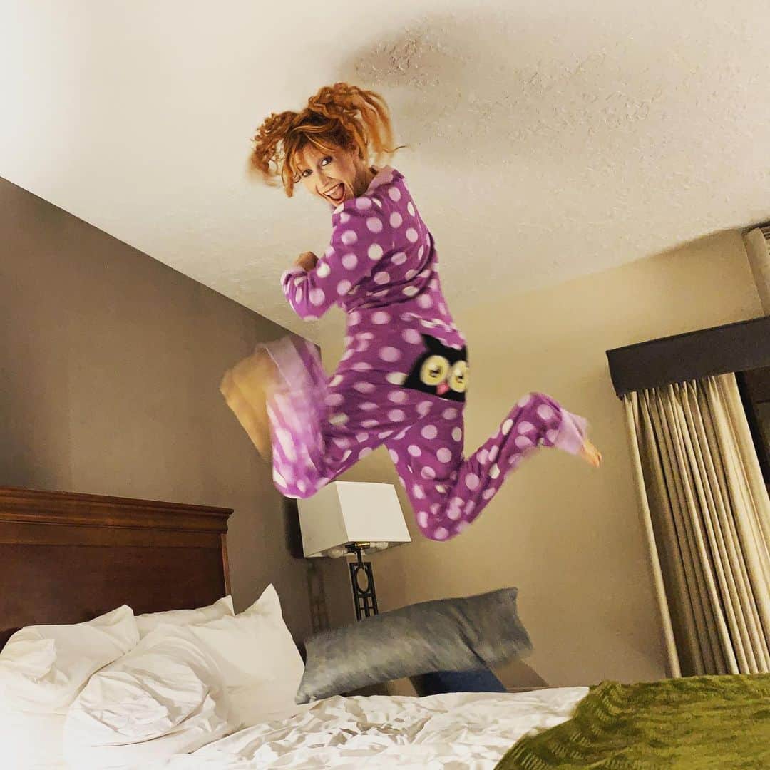 のインスタグラム：「The Night Owl Flies Again!! In my purple polka dot pajamas @sundanceorg #jumpingonthebed #adventuresofbendybonnie #shenanigans #sundance2020 #imightgetthrownout #worthit #nightowl #parkcity #bendybonnie」