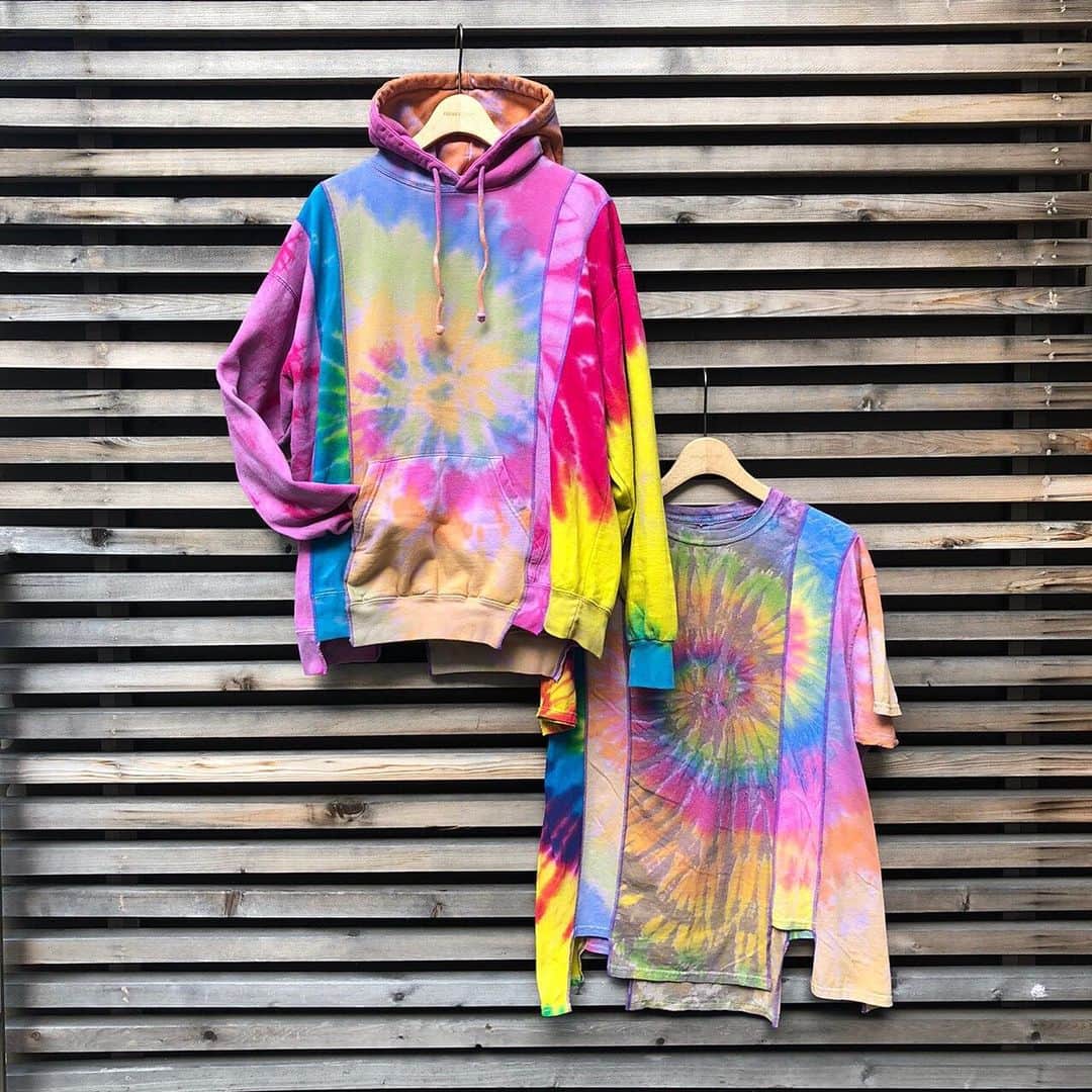 FREAK'S STORE渋谷さんのインスタグラム写真 - (FREAK'S STORE渋谷Instagram)「【Needles】 ﻿ パーカー、Tシャツ共にゆったりとしたリラックス感のあるシルエットで、幅広いシーズンでの着用が可能です。  シンプルに一枚で着るのはもちろん、ジャケットやブルゾンなどインナーとしても楽しめます。  一枚一枚組み合わせが異なるため全て一点物で、サイズや配色に個体差がありますが、それも個性として魅力的が感じられる一着。 ﻿ ［item］﻿ ﻿ 5CUTS HOODY no.121-892-0001-0 ¥26,000+tax/ @nepenthes_tokyo  colour:one color size:L ﻿ 5CUTSS/STEE no.121-892-0002-0 ¥16,000+tax﻿ colour:onecolor size:L  #freaksstore#freaksstore_shibuya_mens  #2020ss#freaksstore2020ss」1月29日 15時38分 - freaksstore_shibuya