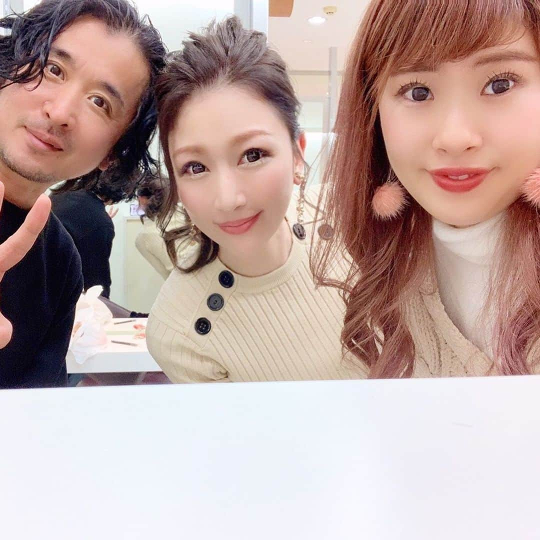 梅野舞さんのインスタグラム写真 - (梅野舞Instagram)「安定のホワイトグレージュカラー★ 気に入って、珍しく毎回同じカラーにしてる♬♬ #bluefaces表参道 の @takamorikyosei さん  @mina.yokoyama ちゃんは ずっと前からお世話になっていて ファミリーのような居心地の良さ❤️❤️大好きなお2人😍  いつも綺麗にしてくれてありがとう✨ 2020もよろしくお願いします💋  トリートメントで毛先までしっかり栄養が行き渡りサロン翌日は髪の調子も抜群ということで、今日は裏編み込みを軽くほぐしたヘアに✨✨ #ヘアカラー#hair#haircolor #hairstyle #ホワイトグレージュ#透明感カラー #お気に入りカラー#サロン#美容室#美容#ヘアアレンジ#美容#beauty#beautygram #instbeauty #instagood #instagramjapan」1月29日 15時31分 - mai.umeno