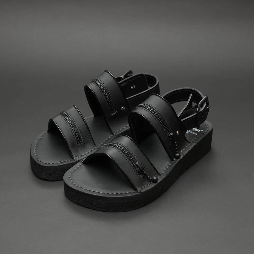 のインスタグラム：「TEARS OF SWAN-RUBBER SOLE ZIP SANDALになります!! 札幌PARCO店頭、official webshopでもオーダー可能ですので宜しくお願い致します(^^)🏬🕴☃️ http://tears-of-swan.shop-pro.jp/?pid=144742314 (webshopオーダー分の発送は2月上旬になります)  TEARS OF SWAN×montage PARCO POP UP SHOP TOUR 2020 in SAPPORO  札幌PARCO DAY:2020.1/24(fri)〜1/30(thir) TIME:10:00〜20:00 PLACE: 北海道札幌市中央区南1条西3-3 　B2 POP UP SPACE  TEL: 011-214-2111  @tears_of_swan  #tearsofswan  #zipsandal #rubbersole @parco_sapporo_official  #sapporoparco #parco #parcotour #popupshoptour #popupshop #札幌パルコ #パルコ」