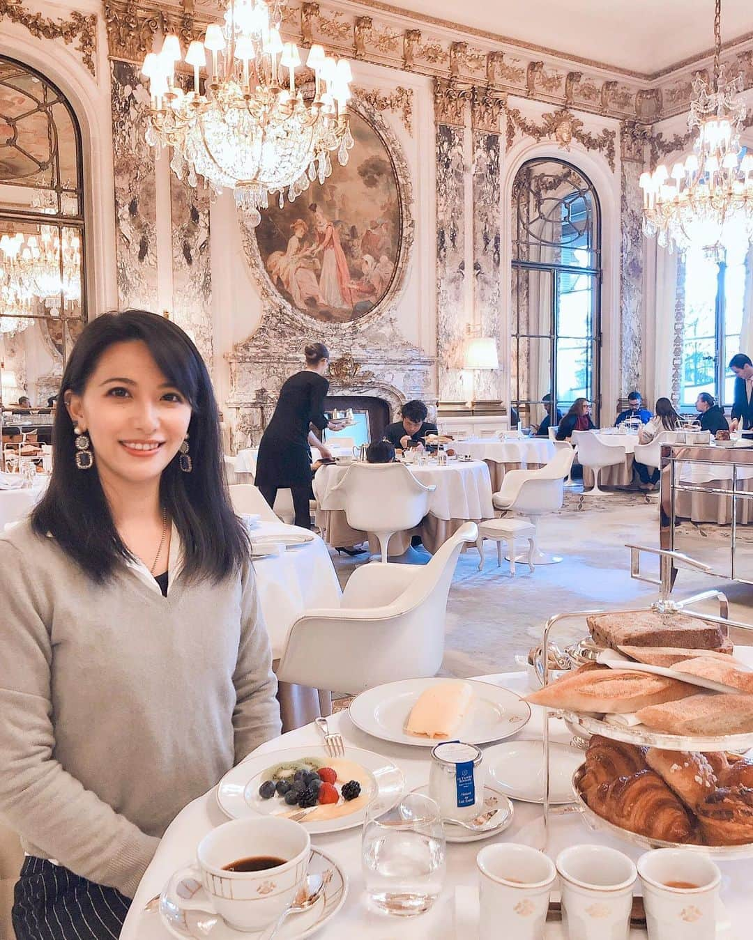 矢部あやのインスタグラム：「アランデュカスが手がけるル ムーリスの朝食へ。 空間もお食事も本当に最高で、また行きたいリスト入り。 ・ #paris #lemeurice #フランス旅行」