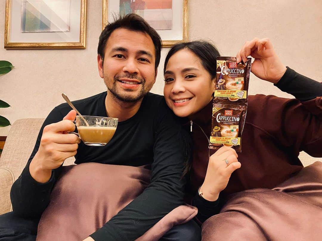 Raffi Ahmadさんのインスタグラム写真 - (Raffi AhmadInstagram)「Morning Parisss..❤️❤️😍😍❤️❤️ . .  Juaranya Cappuccino ya Torabika Cappuccino, juaranya kasih hadiah juga ya Torabika Cappuccino, bayangin aja, kalian bisa langsung AUTO KAYA dengan ikutan kuisnya! Ayo download aplikasi Toraccino sekarang, biar jadi juara juga di hati doi!  #Toraccino #ToraccinoAutoKaya」1月29日 15時35分 - raffinagita1717