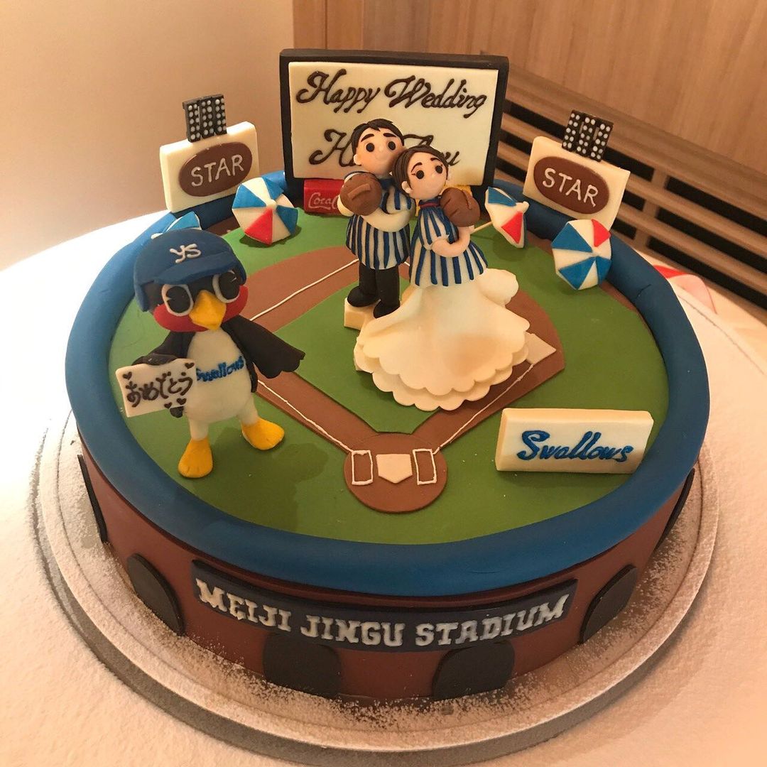 のインスタグラム：「披露宴のウエディングケーキ🎂✨ お友達にデザインしてもらって 明治記念館のパティシエさんにオーダーメイドで作ってもらった世界に1つの 神宮球場×ものまねエンターテイメントハウスSTAR×つば九郎×ヤクルトスワローズのスペシャルコラボケーキ🎂✨ #オーダーメイド #wedding #ウエディングケーキ #weddingcakes #世界に一つ #つば九郎 #ものまねエンターテイメントハウスstar #神宮球場 #swallows #ヤクルトスワローズ #かわいい #披露宴 #friends #thankyou #photooftheday #happy」