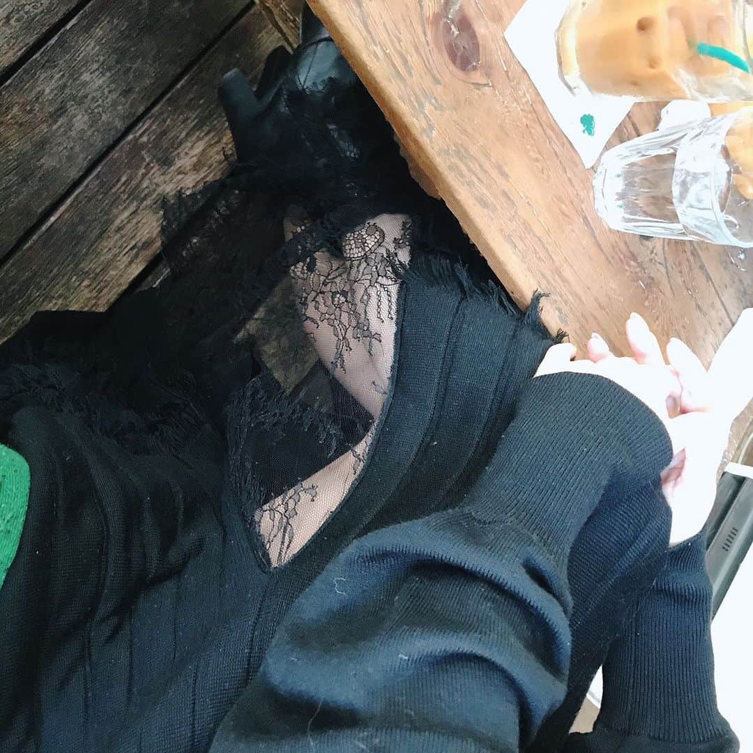 関根理紗さんのインスタグラム写真 - (関根理紗Instagram)「イッヌお一緒に行けるカフェに行った時の写真🐕  背中がかわいいニットワンピはherliptoの🥰✌️ 裾のところもサイドがレースになっててかわいい😍  隣でハナマサがべしょーってなってます。  近々トリミングだからまた丸になるたのしみ🥰  #herlipto #ハナマサ #ドッグカフェ」1月29日 15時36分 - sekine.risa