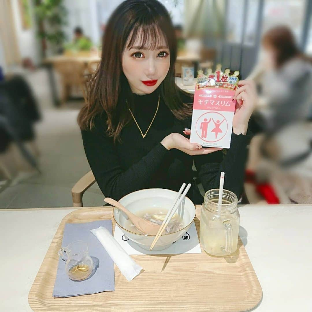 西内みなみさんのインスタグラム写真 - (西内みなみInstagram)「ご飯食べる前に飲んでる モテマスリム♡♡ @motemaslim . 外食多いからとっても助かってるの🥺 1000億個の乳酸菌が入ってる中から スッキリこだわりの食物繊維や 発酵熟成酵素が入ってるから、 お腹に良いし、 モテマスリムは青汁成分を一粒に ぎゅっと凝縮されてて4粒～8粒 たっぷりのお水で飲むといいよ〜🌟 . デニム履いた時 お腹がスッキリした気がする😳😳😳 夜もお寿司たらふく食べた🌟 #モテマスリム #motemaslim #サプリメント #おすすめサプリ #ダイエット #お腹すっきり #食物繊維 #乳酸菌 #PR」1月29日 16時02分 - miiiiiiu3u6