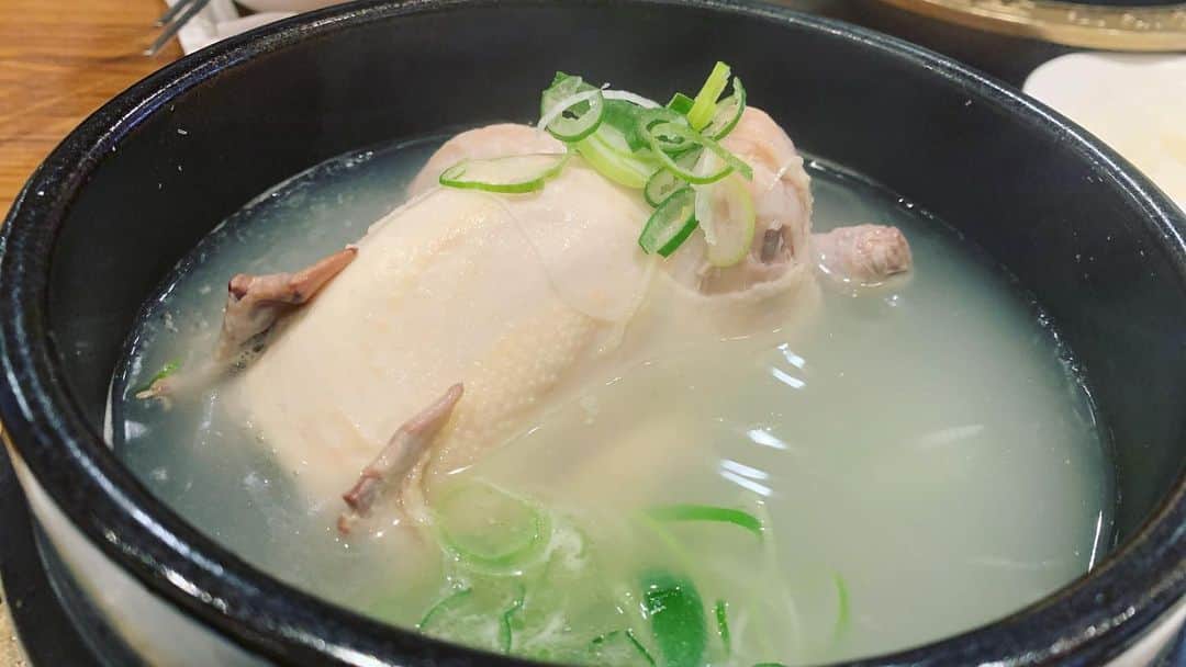 黒田アーサーのインスタグラム：「最終日のお昼は明洞で参鶏湯❣️ #韓国グルメ #参鶏湯  #身体にやさしい  #栄養センター明洞本店」