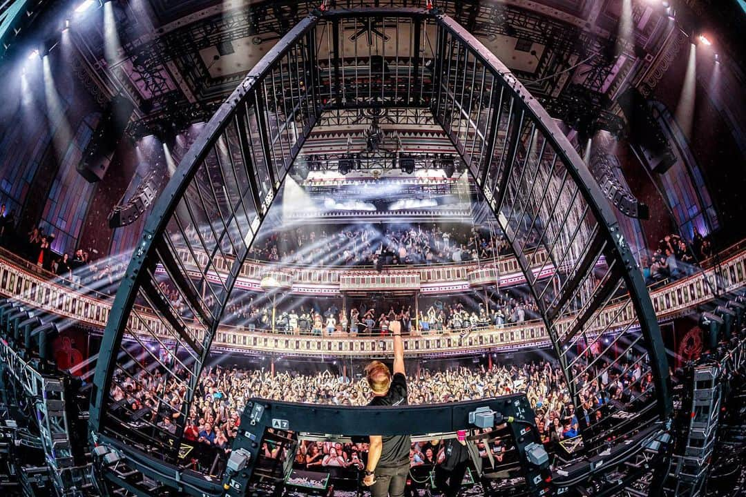 Armin Van Buurenさんのインスタグラム写真 - (Armin Van BuurenInstagram)「A night to remember and wow what an iconic venue Atlanta 😍 #arminxbalance」1月29日 16時19分 - arminvanbuuren