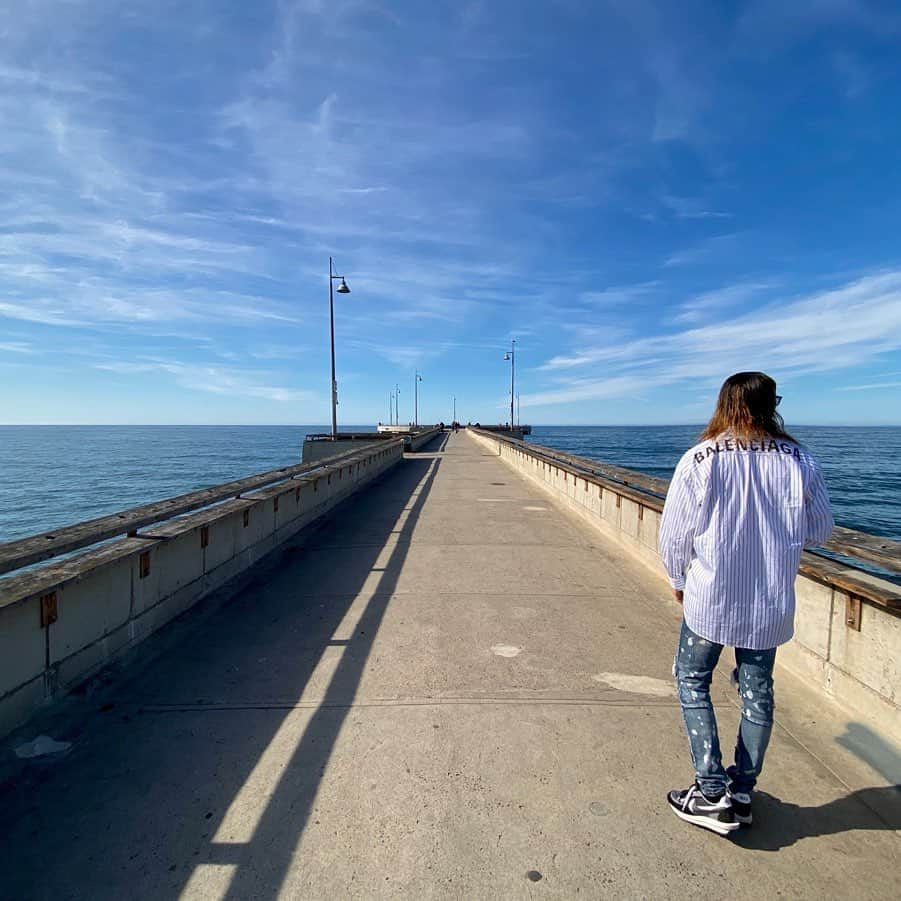 KENTOのインスタグラム：「𝐓𝐀𝐊𝐄 𝐒𝐓𝐄𝐏𝐒 𝐅𝐎𝐑𝐖𝐀𝐑𝐃 𝐌𝐘 𝐎𝐖𝐍 𝐏𝐀𝐂𝐄 #california #losangeles #venicebeach #balenciaga #sacai #ootd #outfit #outfitoftheday #instafashion #streetfashion #streetstyle #streetwear #dj #djlife #djtour #internationaldj #djcity #djcityjapan #sgdntwk #genrebndr #beepmmgmt #pioneerdj #sgartistsmanagement #axcell #weareaxcell」