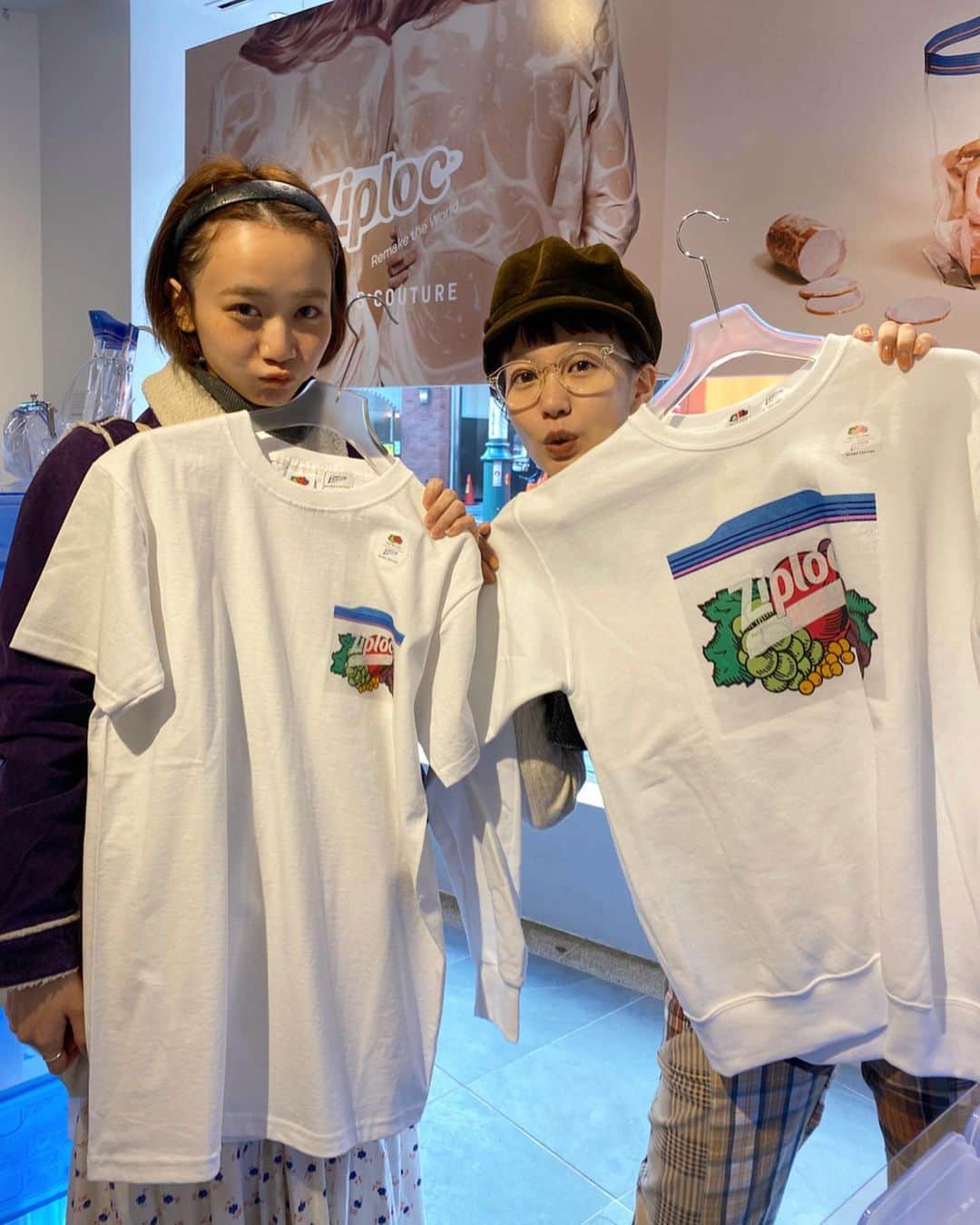 のインスタグラム：「＜ZIPLOC×BEAMS COUTURE＞ 朝からなっちゃんと一緒に行って参りました、、、♡ 前からずっと気になってた @beams_couture と @ziploc なコラボアイテム！ 今日から第2弾コラボが　@beams_japan さんで発売してるんだ✨どれも絶妙に可愛くてziplocのブルーとピンクのカラーがまたいいんだなぁ♡ Ssizeのスウェットなどなっちゃんとおそろいにしたよ☺️朝からすごい楽しかったです！ #beamscouture  #ziploc」