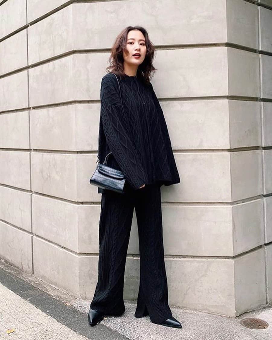 のインスタグラム：「低身長でも小さく見せない！ UNDER155cmスタッフのお洒落コーデ特集✨ ━━━━━━━━━━━━━━━━━━ メンズライクなワイドパンツに、 ドラマティックなマキシワンピース、トレンドのジャケット… 低身長だからって諦めて、 同じようなコーディネイトになってない？  どんなアイテムも上手に取り入れるお洒落好きな、 「150cm～155cm」のスタッフコーデを参考に、 錯覚テクで様々なファッションを楽しんで♡  STAFF_1 MOUSSY/155cm 渡辺華奈さん( @okana_msy )  気になるアイテムは、今すぐ画像をタップ☝️ ━━━━━━━━━━━━━━━━━━ #MOUSSY #SHELMAG #SHELTTERWEBSTORE #SWS」