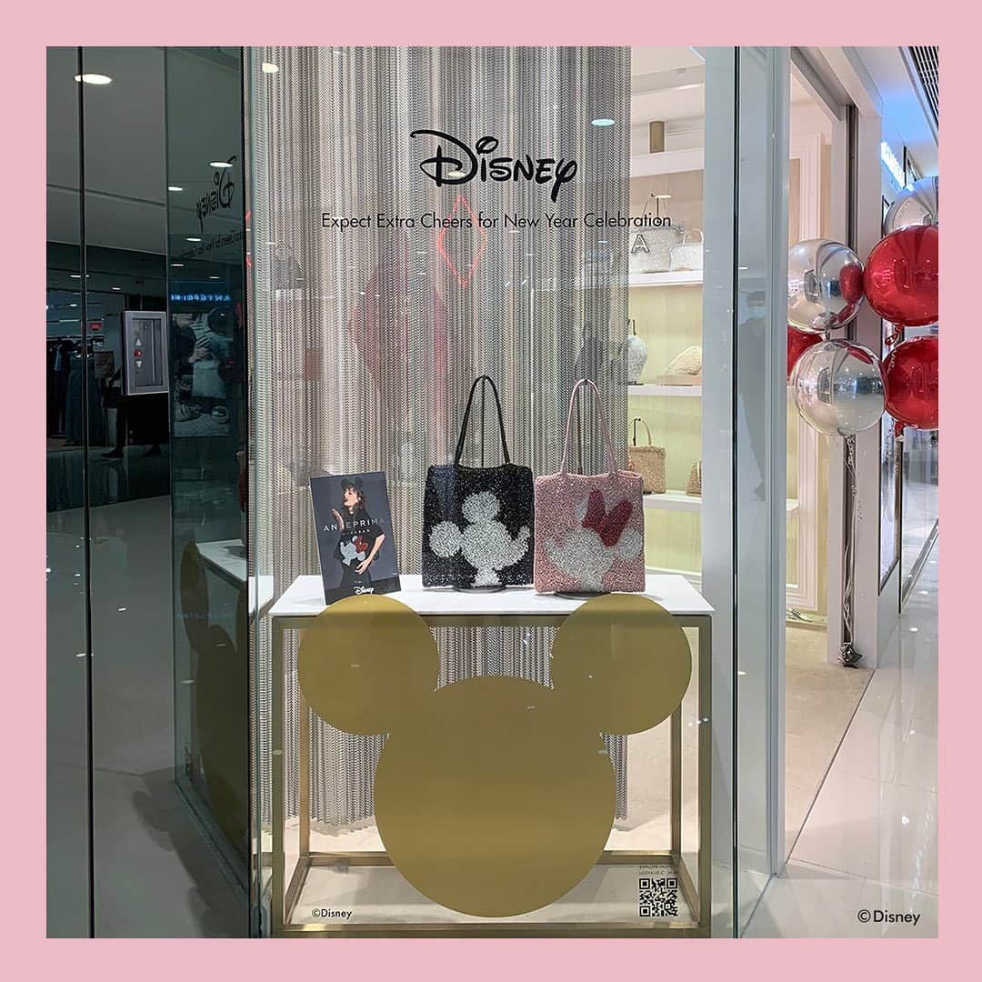 ANTEPRIMAさんのインスタグラム写真 - (ANTEPRIMAInstagram)「⁣⁣ Come to visit @harbourcity for our latest ANTEPRIMA/WIREBAG Disney Capsule Collection Pre-Order.⁣⁣ ⁣⁣ The most well-known couple for all generations are embedded in our classic #WIREBAG. Bring them home to add a scent of joyfulness to your collection.⁣⁣ ⁣⁣ #Mickey #Minnie #MickeyMouse #MinnieMouse #Anteprima #Disney #AnteprimaWIREBAG  #SS20 #SpringSummer2020 #Fashion #Italian #Luxury #Bag #BOTD #Instabag #PreOrder #moretocome #newarrival #ミッキーマウス #ミニーマウス #アンテプリマ #ワイヤーバッグ #패션 #ディズニーコーデ #ディズニーバウンド #ミニーちゃんバウンド #ディズニー好き #ディズニー写真部 #ミッキーミニーコーデ」1月29日 16時48分 - anteprimaofficial