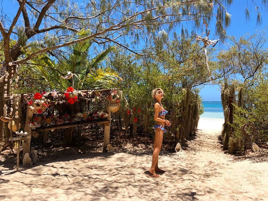 のインスタグラム：「世界にはまだ知らない場所がたくさんあるよ🍹🌎🐠🦞 @newcaledoniatourismjapan  @newcaledoniatourism  @aircalin」