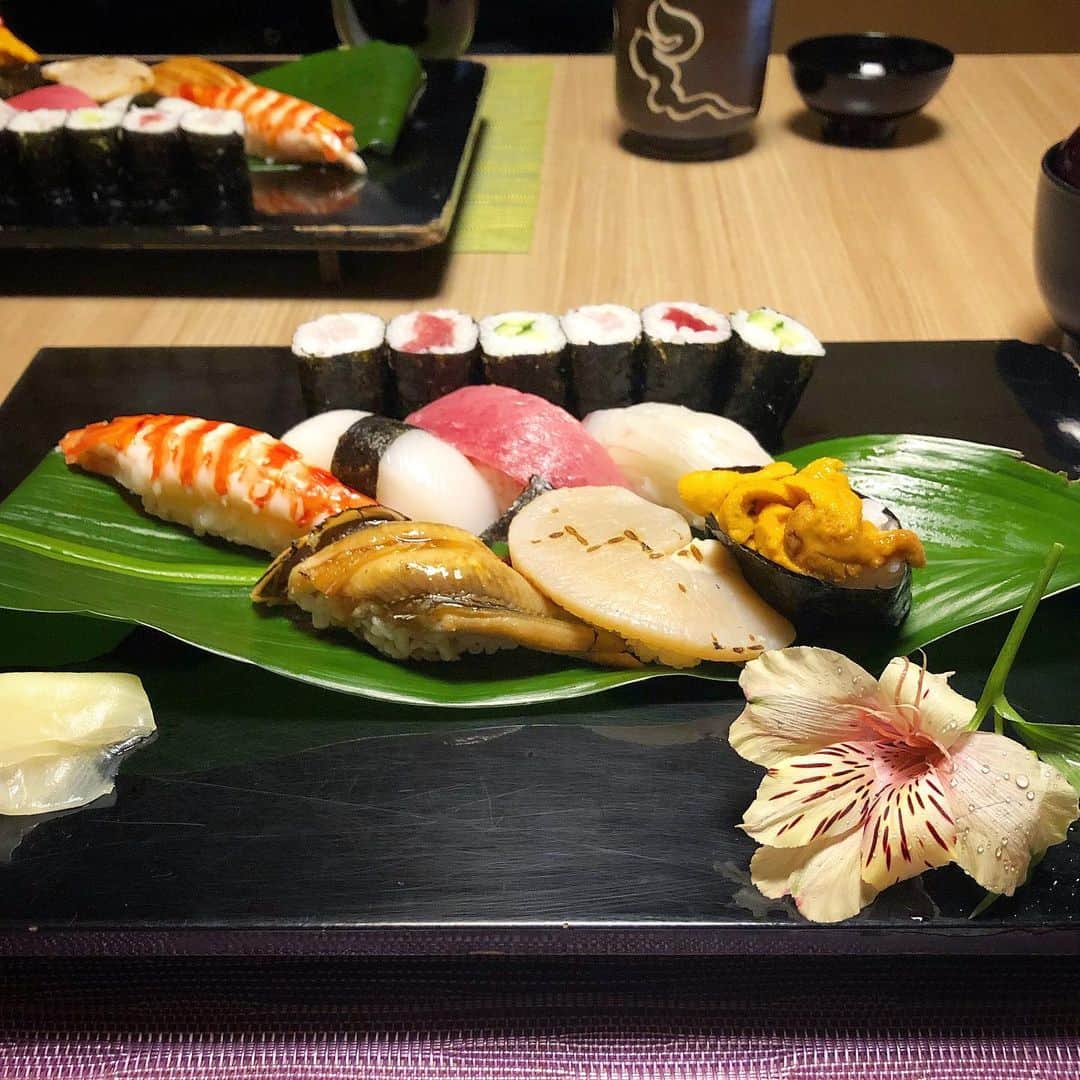 榊山敬代のインスタグラム：「🍣🙏… ・ ・ 新年はじまりの １月のおわりは  実家帰省の巻  今回は昔の作品の整理などなど 祖母の倉庫に保管してた作品等 大量の作品を一ヶ所にまとめて  保育園から小中高から大学院までの作品 きれいに梱包しなおしまして保管完了哉  と…  大移動な作業に両親のご協力のなか なんとかと無事に完了したのでした  画像はおつかれさまご褒美ランチ ・ ・ 🙏🍣 ・ ・  それにしましても大量の　 作品やデッサンを見直すとき  言葉にならない感情は 絵の中にまだ生きていて  未熟な作品ではありますが  過去の純粋で真っ直ぐな自分に 未来の自分が励まされるという  不思議な時間に向き合うのでした  絵はおもしろいです  いつか一挙に展示する機会があれば 人生巡りでとてもおもしろそうだナ  それにしましても  重い作品を二階に運んだり 早速今日は全身筋肉痛の巻  #運動不足 ・ ・ ・ #家族 #family #実家 #愛知 #旅 #trip #小旅行 #ランチ #lunch #お寿司 #お寿司ランチ #Japanesefood #sushi #seafood  #日本画家 の #外出こんなもん #家族のおもひで #ありがとう#ごちそうさまでした」