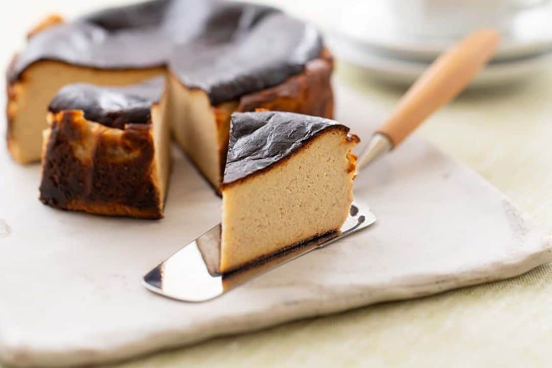 Dole_jp ドール ジャパンのインスタグラム：「バナナバスク風チーズケーキ🍰 . 米粉使用のグルテンフリー😆 Dole流、完熟バナナで焦げがポイント👍 . . . ✏️材料（8人分） . ・バナナ(完熟) 2本(200ｇ)🍌🍌 ・クリームチーズ300ｇ ・卵2個 ・砂糖70ｇ ・生クリーム100ｇ ・米粉20ｇ ・パルメザンチーズ大さじ1 . . ✏️作り方 . 1.フードプロセッサーに常温に戻したクリームチーズを入れ、皮をむいて適当にちぎったバナナ、生クリームを加えて滑らかになるまで撹拌する🍌 . .  2.ボウルに卵を溶きほぐし、砂糖を数回に分けて加え、そのつどよく混ぜ合わせる💫 . .  3.2に1を入れ、米粉とパルメザンチーズを加えて混ぜ合わせ、クッキングシートを敷いた型に流し入れる❇️ 250℃に予熱したオーブンで25分、180℃に下げてさらに約20分焼く。網にのせ、型ごとよく冷ます🍃 . . . #ドール #Dole #バナナ #米粉 #グルテンフリー #チーズケーキ #バスク #バスクチーズケーキ #banana #cheesecake #glutenfree #basque #basquecheesecake #デリスタグラマー #delistgrammer #インスタフード #instafood #デリミア #クッキングラム #簡単レシピ #朝食 #breakfast #おやつ #おうちカフェ」