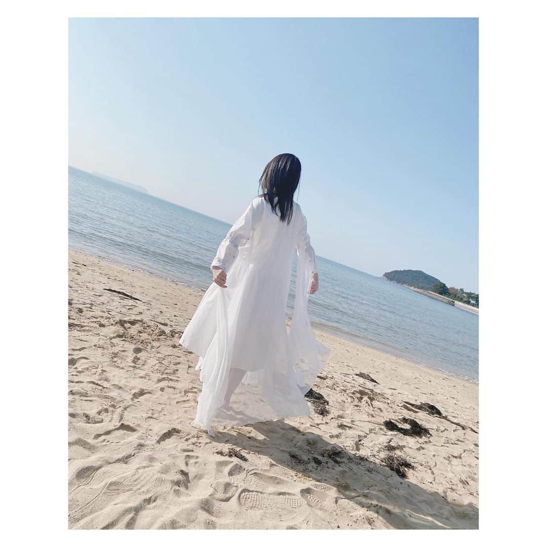 岩田陽菜さんのインスタグラム写真 - (岩田陽菜Instagram)「#無謀な夢は覚めることがない ﻿ ﻿ ついに発売日です！🤍💙🤍﻿ ﻿ ﻿ #STU48#香川県#瀬戸内#三豊市#父母ヶ浜#アイドル#idol#衣装#白#white#砂浜#海#sea#裸足」1月29日 17時00分 - hina_naso_stu48