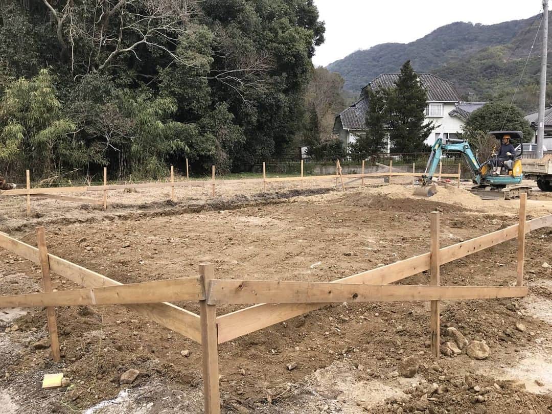 有限会社 稲葉製材住宅のインスタグラム：「ども🤥 玉東町の新築工事状況です🚜 基礎工事が進行中で、 鉄筋の検査も無事終了しました🙆‍♂️ 平屋のお家が建つ予定です🎊 来月には棟上げー  #基礎 #丈夫な家 #耐震住宅 #平屋 #玉東町 #家づくり #マイホーム #家 #住宅 #暮らしやすい家 #使いやすい家 #丁寧な家づくり #エコハウス #田舎暮らし #暮らし #日々 #インテリア #グリーン #庭のある暮らし #家具 #新築 #リフォーム #リノベーション #工務店 #熊本 #玉名 #山鹿 #稲葉製材住宅 #イナバ」