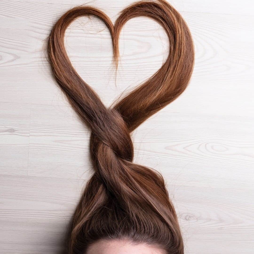 Melvita Officialのインスタグラム：「💙 LOVE IS IN THE HAIR 💙  Après 4 semaines d’utilisation de notre huile de coco  bio en masque cheveux : 🔹  97% de nos testeuses trouvent que leurs cheveux sont plus brillants 🔹 96% trouvent que leurs cheveux sont plus doux et plus souples  Difficile de résister non ?  #melvita #huiledecoco #coconutoil #organicoils #bathoil #fairtradecertified」