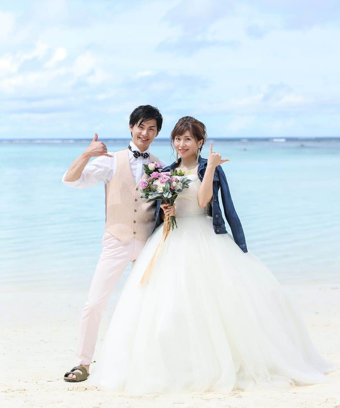 【公式】小さな結婚式さんのインスタグラム写真 - (【公式】小さな結婚式Instagram)「@petit.wedding をフォローしてね♩ #小さな結婚式 をつけてのお写真投稿も大歓迎です♡ こちらの公式IGでリグラムさせていただきます＊ . 太陽に照らされた真っ白な砂浜と 青い海に囲まれたグアムのビーチ♡ 海外という非日常的なロケーションだからこそ おふたりの自然体な笑顔をキャッチ* . . >>#小さな結婚式グアム店 . ——————— #小さな結婚式 #petitwedding #前撮り #結婚式 #プレ花嫁 #卒花 #アットホーム #少人数 #家族婚 #少人数結婚式 #ウェディング #ウェディングドレス #wedding #bridal #weddingdress #花嫁 #結婚式準備 #式場探し #日本中のプレ花嫁さまと繋がりたい #結婚式の思い出に浸る会 #結婚準備 #海外ウェディング #ビーチフォトウェディング #リゾートウェディング #リゾート婚 #ロケーションフォト」1月29日 17時02分 - petit.wedding