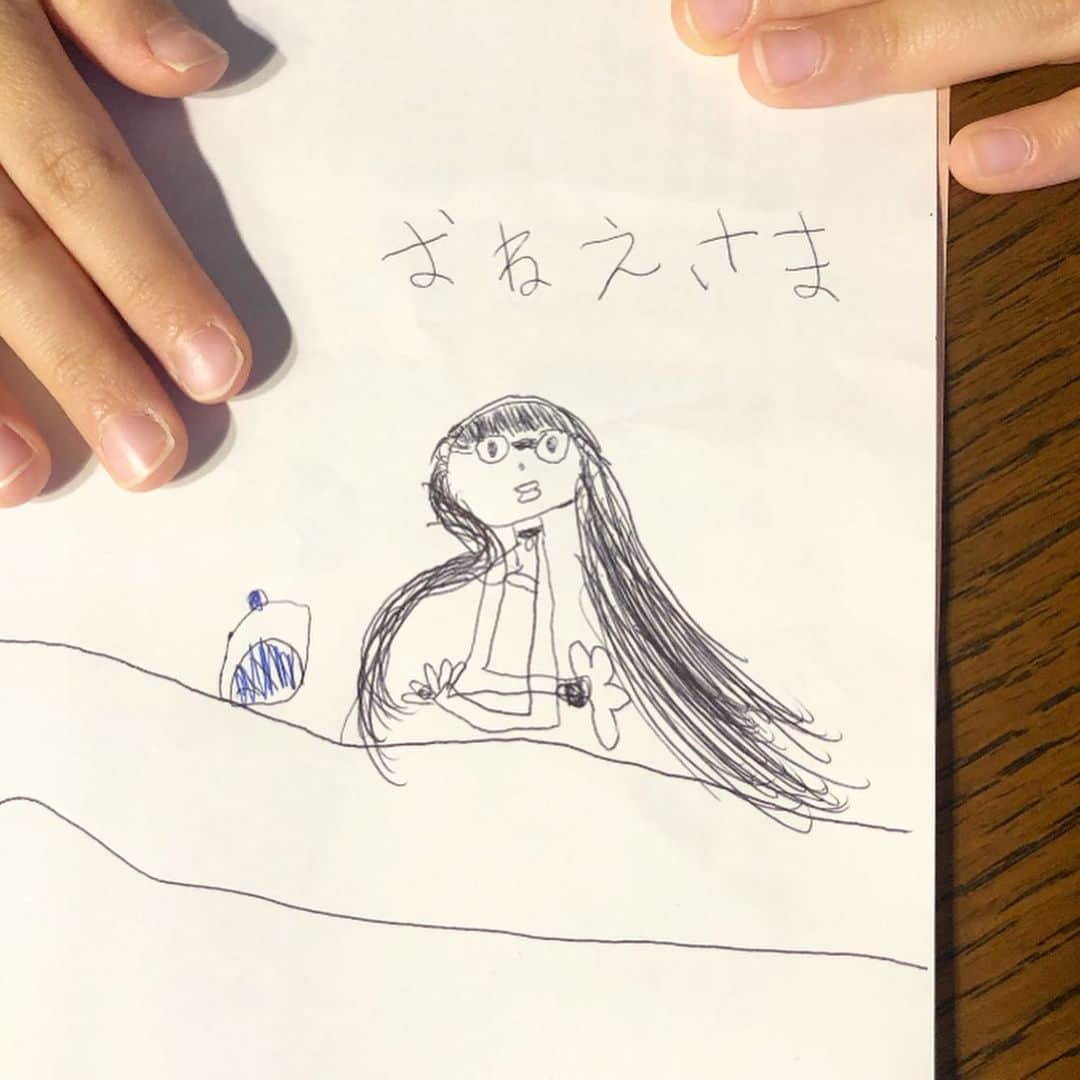 榊山敬代のインスタグラム：「✏️📖… ・ ・　 実家にて姪っ子との思い出の巻  おねえさま描くーとカキカキと 姪っ子が描いてくださいました 令和二年１月のおねえさまの図  つくえにひじをついてる メガネやチョーカー指輪 細かいところまでの描写  昨年よりも上達してまして ほめるとこたくさんでした 👏👏👏… ・ ・ 2枚目✏️… ・ おねえさま全身の図  ブーツはいてるところや 全身まっくろくろすけに  黒いネェネェ感を見事に表現  おねえさまはくろがすきだから そらもくろくしてあげるね〜🖤 … ・ と黒く塗って星座も描いてくれました … ・ ・ 👏👏👏… ・ ・ 今回おねえさんな姪っ子は  大きくなったらね 髪の毛長く伸ばして黒い服着て おねえさまみたいになるー！と  うれしい未来を語ってくださいました… 小さいときは何でもなれる気がする眩しいとき  大人になっても このきもちを忘れないようにしたいとおもうのでした ・ ・ 3枚目✏️… ・ ・ もうひとりの姪っ子の作品にて  今回は眼鏡も描かれていて かなり上達してるのでした  黒いお空をマネしてこちらは 青いお空に塗ってくれました  昨年東京でランチしたことを 今も覚えていてくれたことは  記憶力にビックリしましたが 小さい頃の思い出は大切です… 😌… ・ ・ 4枚目🔷🔸… ・ ・ 今回の姪っ子たちへのお土産は おりがみセットをプレゼント🎁  ガラスの靴もつくれるのだけど ちょっとむつかしかったかなぁ  お手紙に使ってる模様でしたので アイデアでたのしんでほしいな🔷 ・ ・ 5枚目🐈… ・ ・ 最後は実家のネコさまファン太さま  最近ではスチュワーデス巻きが マイブームとのこと…#オシャレ男子 ・ ・ ・ #帰省 #実家 #家族時間 #family #姪っ子 #かわいい #お土産  #東京土産 #折紙 #origami #Princess #Disney #猫 #cat #黒猫 #黒好き #価値観 #見つめる #旅の記録 #日本画家 の #外出こんなもん #姪っ子の作品記録」