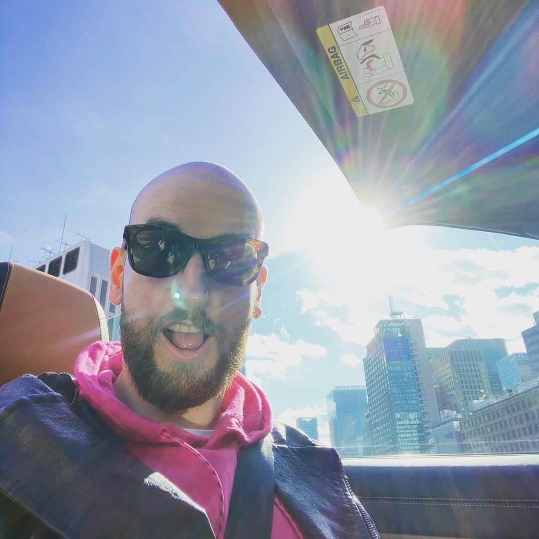 サイモンとマルティナのインスタグラム：「It’s the end of January, and Tokyo is a beautiful 19 degrees out. The skies are blue and the clouds and sun are gorgeous.  I met a friend today who drove me around the city in my FIRST EVER convertible experience. IT WAS AMAZING!  I’ve never seen the city this way, and I was jaw dropped the whole time. For real. The #landrover changed how I saw Tokyo, and made me fall in love with it in a whole new way.  Have you ever been in a convertible?  I can see why they’re so fun :)」