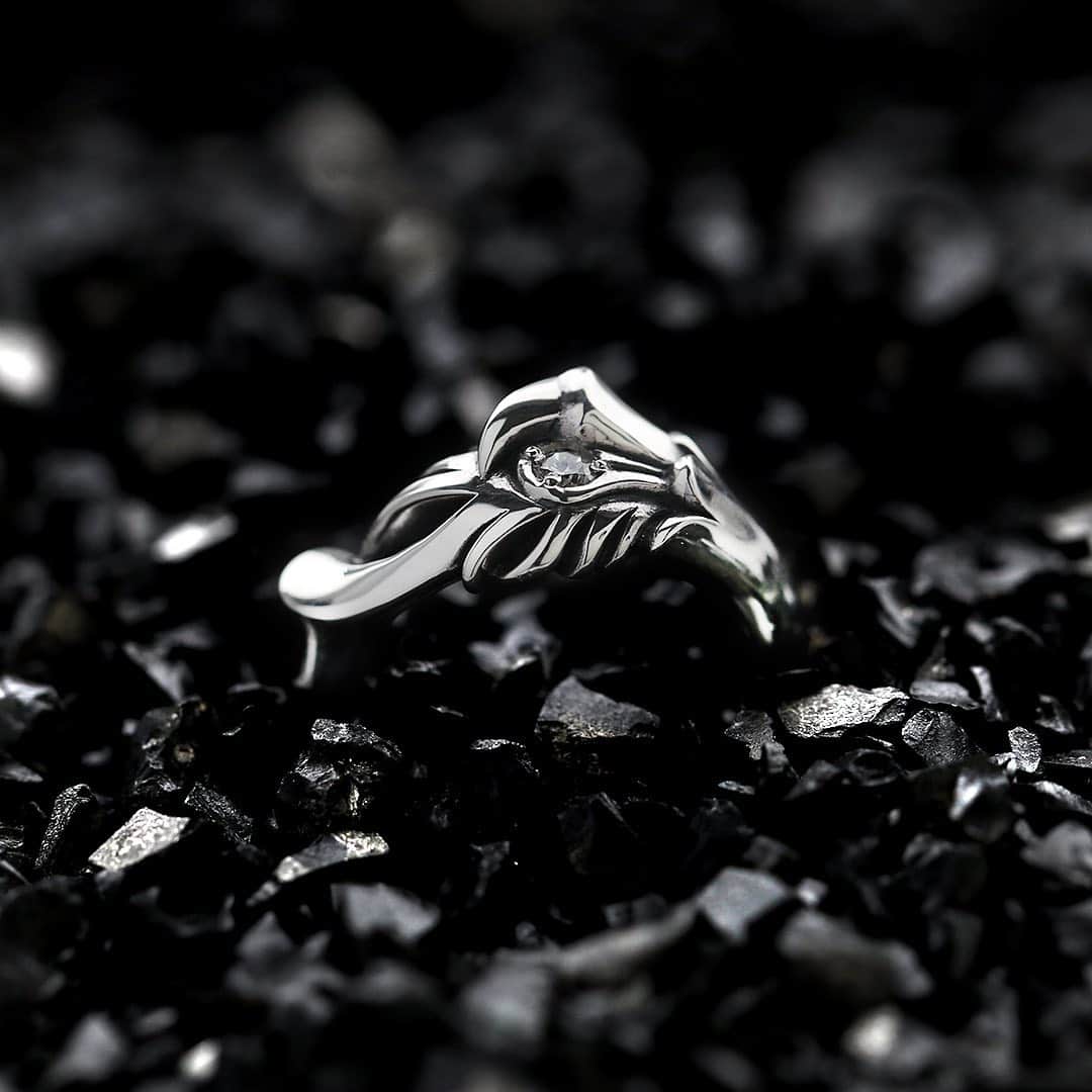ブラッディマリーさんのインスタグラム写真 - (ブラッディマリーInstagram)「Ring : Ties w/diamond ¥26.200-(tax in) ・ ・ ・ #bloodymaryjewelry #bloodymary #jewelry #silver #fashion #diamond #jewelryporn #jewelrydesign #jewelrygram #accessory #accessories #silverjewelry #ブラッディマリー #シルバーアクセサリー #fashionjewelry #black #blackfashion #シルバー #アクセサリー  #羽根  #Bracelet #feather #ties #絆」1月29日 17時11分 - bloody_mary_official