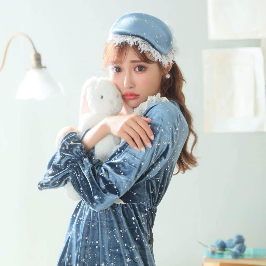 明日花キララのインスタグラム：「本日1/29(水)18:00〜 新作ランジェリー&ルームウェア 発売開始🐇🤍🤍🤍 おそろのアイマスクも付いててかわいいの😎💎 . 他にもたくさん種類あるのでプロフィールのURLから見てみてね🍒🤍 . by kii」