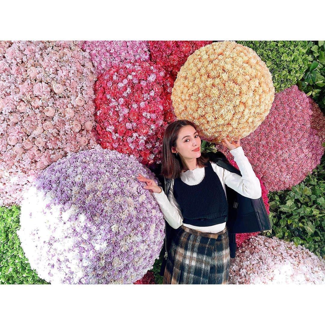 のインスタグラム：「明日からのイベント🌸 一足お先に🌸 綺麗な桜を観に行ってきた🌸 五感で巡る体感型庭園🌸 めっちゃ人気になるねこれは🌸 綺麗でした〜 取り急ぎ🌸まだ写真あるんだけど🌸 ストーリーもアップするね🌸  #桜 #フラワーズバイネイキッド2020 #フラワーズバイネイキッド #flowersbynaked #コレド室町 #日本橋三井ホール #インスタ映え  #桜スポット」