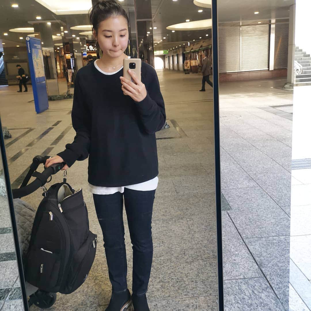 ayaka8880のインスタグラム：「. . 全身ユニクロ✨ . 今日はずっと気になっていたおんぶ紐の講座へ。 . おんぶからの視界は、赤ちゃんへの脳の刺激がすごいらしいのです。 . モサモサ動いて何してるか分からなくて必死で写メを撮ったら… . 萌えの塊がそこにいました👼 . #鼻の下のびちゃった #リュックぱかーん #ユニクロコーデ」