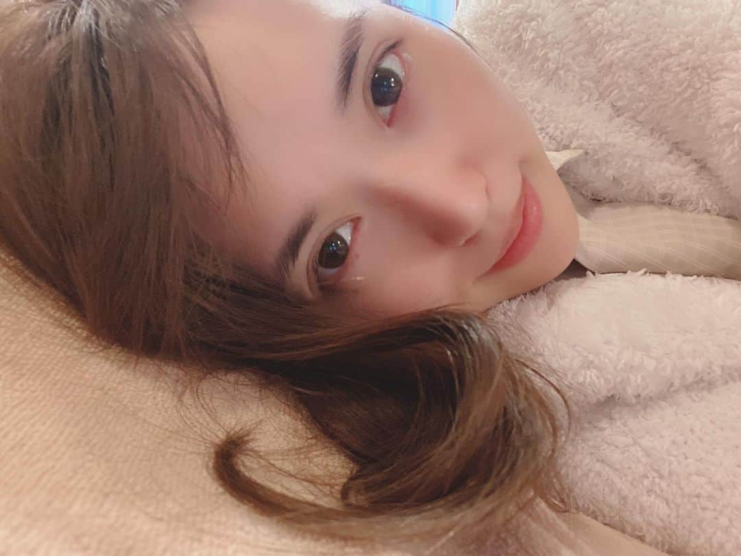 岡英里さんのインスタグラム写真 - (岡英里Instagram)「手術する前から大泣きしちゃってどうなるかと思ったけどしっかりと設備の整った病院で専門の看護師さんやドクターに担当して頂き無事手術成功しました。 . . 術直後は苦しくてしょうがなかったけどなんとか乗り越えられました(^^) . . まだ痛いし普通に歩くことは出来ないからしばらくは安静にしつつ徐々に歩けるよう自分でリハビリって感じです。 . . 3月くらいから普通に生活出来るようになると思うので、それまではゆっくり過ごしたいと思います。 . . 心配してくれたみんなありがとう😊 . . #手術 #入院 #全身麻酔 #硬膜外麻酔 #麻酔 #本当に #痛かった #緊張した #涙止まらない #ガクガク #大泣き #震えた #あまりに泣くから #看護師さんに心配された #痛みに弱い #手術成功 #正直 #痛い #しんどい #でも手術してよかった #個室 #広くてラッキー #リハビリ #頑張る #selfie」1月29日 17時31分 - okaeri0424