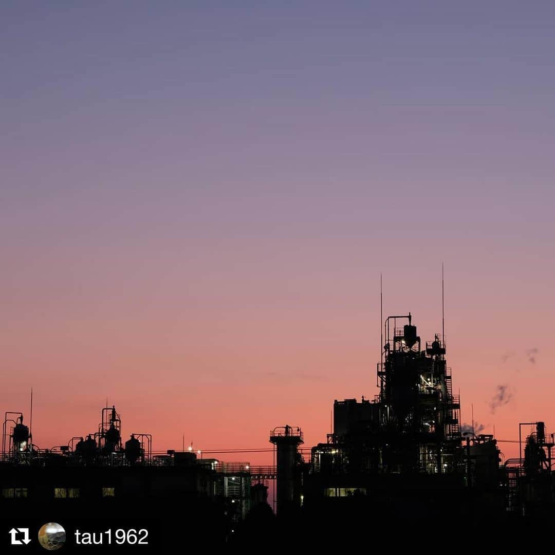 西条市さんのインスタグラム写真 - (西条市Instagram)「Repost @tau1962 with @get_repost﻿ ﻿ ﻿ カクテルな夕焼け﻿ ﻿ ﻿ 工場とグラデーションがオシャレすぎて、﻿ Tシャツに印刷したい﻿ やわらかな冬空﻿ ﻿ #工場地帯 #西条市 #瀬戸内海 #setouchi #lovesaijo #クラレ #クラレ西条事業所 #ひうち #西条運動公園 #夕焼け #夕暮れ #sunset」1月29日 17時32分 - lovesaijo