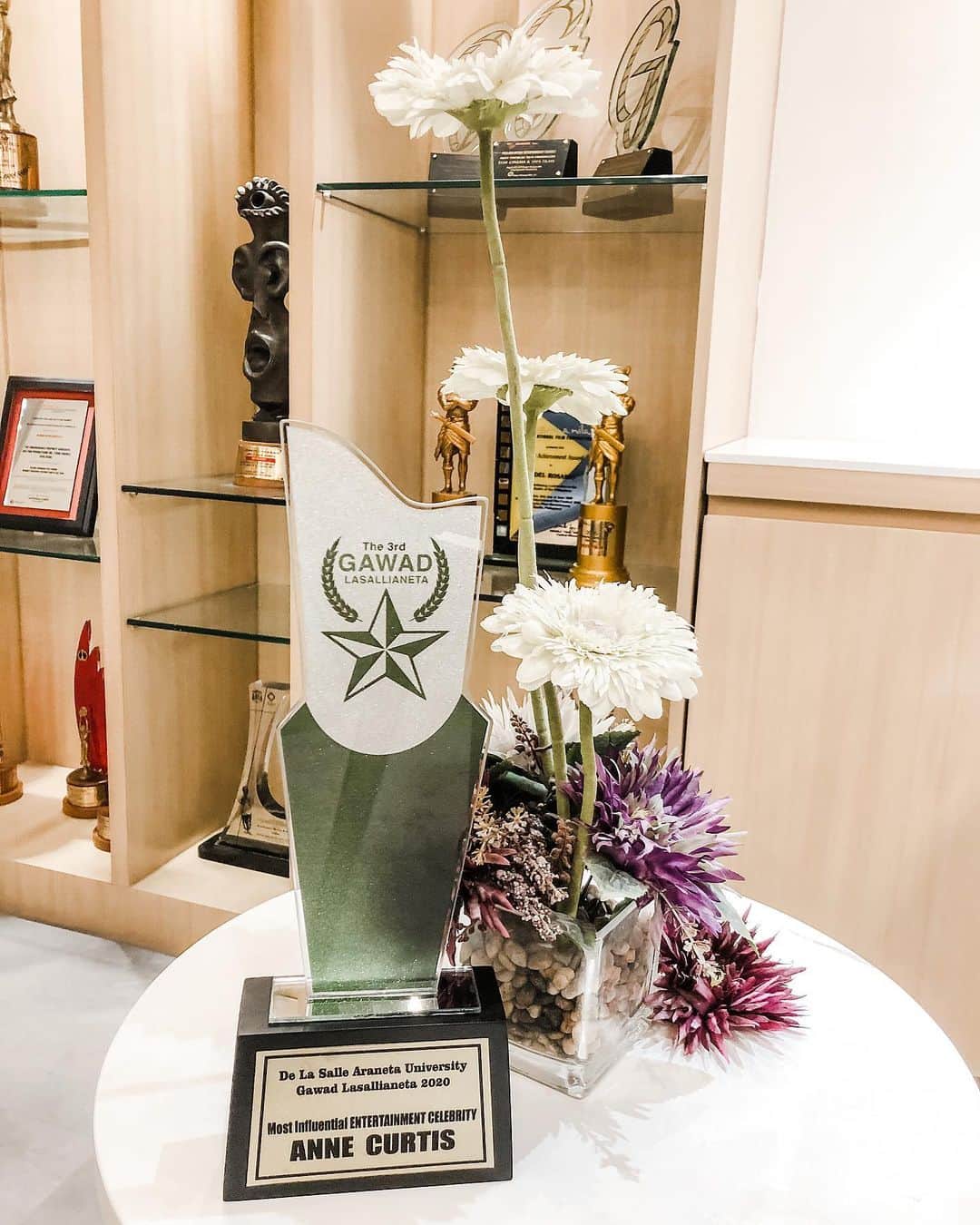 アン・カーティスのインスタグラム：「Maraming Salamat @gawadlasallianeta 💚 I know you all understand why I couldn’t make it 🤰🏻 Sending out loads of love from me and my lil bub to all of you that made me your Most Influential Celebrity. Thank you po!!」