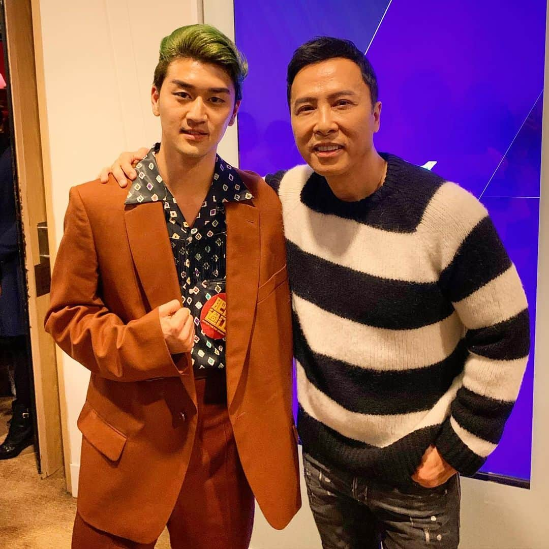 丞威さんのインスタグラム写真 - (丞威Instagram)「It was a HONOR working with you sir. 🐲 ドニー・イェンを知らない人のために分かりやすい例えを考えたけど、どの例えも小っこすぎて伝わらないと思う。 でも分かる人には分かるはず。  僕が人並み外れた動きが出来る理由は努力でも才能でもありません。親からもらった基礎身体能力です。僕が格闘技が強いのは母親が往復4時間かけて良い道場に通わせてくれたり、ロスから日本まで行って強い道場に出稽古に行かせてくれたり。ダンスなんて適当に楽しんでやってるだけ、恵まれた環境で育ててくれたのも全て親のおかげ。  ダンスと空手始めて20年強、ここまで来れた  たくさんの人に支えてもらってスタートラインまで一緒に来れました。  ありがとう  この先のフルマラソンは焦らず一歩一歩確実に進んでいきましょう。  #enterthefatdragon #肥龍過江 #燃えよデブゴン #丞威 #ドニーイェン #香港 #プレミア #試写会 #登壇 #Joeytee #donnieyen #hongkong #premiere #2020 #fun #action #film #cny #happynewyears」1月29日 17時24分 - joeytee_ybenormol