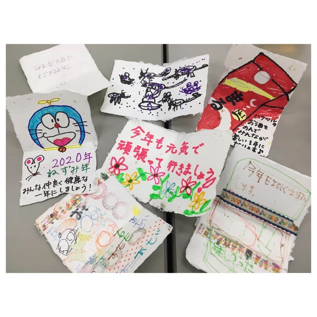 白鶴酒造株式会社のインスタグラム：「【御影倶楽部新年会】 白鶴は、地元の障害を持つ方が働く施設「御影倶楽部」（社会福祉法人 木の芽福祉会）に、サケパック商品の製造中に出る損紙の一部をお譲りしています。これらは、「御影倶楽部」のみなさんの手でていねいに漉かれ、風合いのある素敵な紙に生まれ変わります。カードになったり、アーティストさんが使ったり、白鶴社員の名刺を作ってもらったり。  昨日は、木の芽福祉会の新年会にお招きいただきました。木の芽バンドの演奏、手すき紙に書いた2020年のハッピーな予想の発表会、ゲーム大会など賑やかで楽しい新年会となりました。  春・秋の白鶴の酒蔵開放では御影倶楽部による紙すきが体験できます。また、御影倶楽部などの作業所が毎月第3水曜日にコープ甲南さんで紙すきグッズなどを販売をしています。お近くの方はのぞいてみてくださいね。  演奏はストーリーズでご覧ください！  #日本酒 #白鶴 #hakutsuru #japan #神戸 #kobe #酒 #sake #japanesesake #japaneseculture #灘五郷 #GI灘五郷 #lovehyogo #lovekobe #insta_higashinada #御影倶楽部 #新年会 #再生紙 #紙すき #バンド #木の芽バンド #木の芽福祉会」