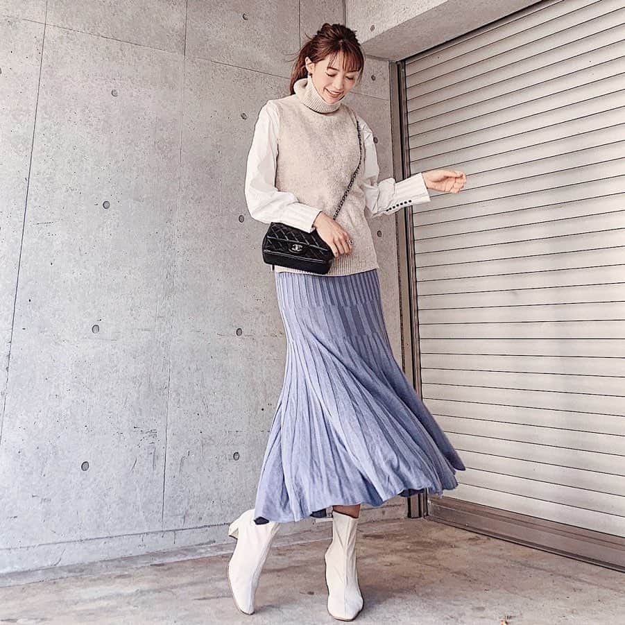 唯可（yuika）さんのインスタグラム写真 - (唯可（yuika）Instagram)「青が大好きゆいかさん。 特にこの絶妙過ぎるこの青。めちゃタイプっす 高身長女子に嬉しい @akte_official  のお気に入りのスカートです♡  今年は白い靴をたくさん履きたいなって思って 春夏物もたくさんホワイト系頼んだんだ⛸  早く暖かくなりますように 春が待ち遠しいぜっ  #akte#akte_official#ootd#tallgirl#アクテ#高身長女子#高身長コーデ#長身女子#アラサー#プチプラ#今日のコーデ#シャツ#着まわしコーデ#白ブーツ#シャネル#ロングスカート#ニット#冬コーデ#お出かけ#デートスタイル#ママコーデ#ママファッション#173cm#アラサーコーデ #ホワイトコーデ」1月29日 17時26分 - yu.i.k.a