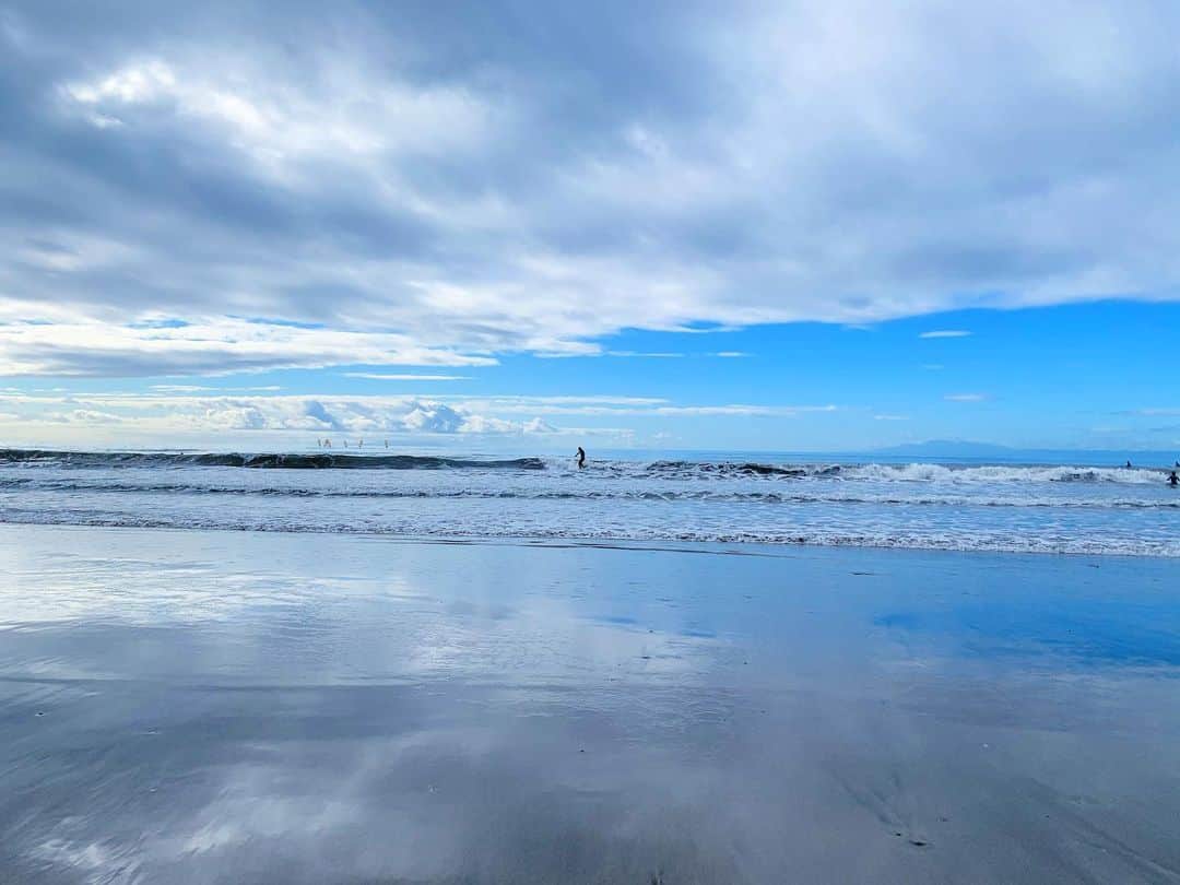 高松いくさんのインスタグラム写真 - (高松いくInstagram)「寄り道  下の水に映る雲が美しかった  波に飲み込まれても  何度もチャレンジする  サーファーの姿が美しかった  #誰かが勇気付く景色　#瞬間  一瞬の景色 が24時間続く365日  #海 #寄り道 #海岸 #一瞬の写真  #解放」1月29日 17時28分 - iku_takamatsu_trip_sup_yoga