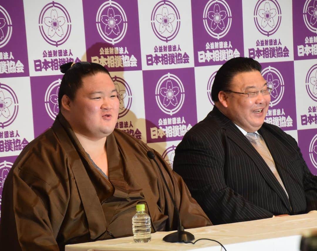 日本相撲協会さんのインスタグラム写真 - (日本相撲協会Instagram)「引退した元大関の豪栄道が、師匠の境川親方とともに会見を行いました。「自分の中ではやりきった気持ちです。今は満足しています。」 会見の詳細は、相撲協会公式Twitterでも確認頂けます。  @sumokyokai #大相撲 #sumo #相撲 #tokyo #東京 #力士 #お相撲さん #豪栄道 #ありがとう #お疲れ様でした#japanphoto #sumowrestlers #japanculture」1月29日 17時29分 - sumokyokai
