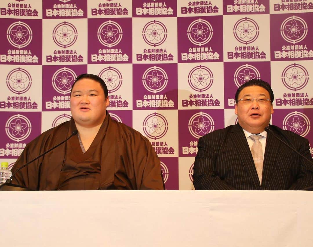 日本相撲協会さんのインスタグラム写真 - (日本相撲協会Instagram)「引退した元大関の豪栄道が、師匠の境川親方とともに会見を行いました。「自分の中ではやりきった気持ちです。今は満足しています。」 会見の詳細は、相撲協会公式Twitterでも確認頂けます。  @sumokyokai #大相撲 #sumo #相撲 #tokyo #東京 #力士 #お相撲さん #豪栄道 #ありがとう #お疲れ様でした#japanphoto #sumowrestlers #japanculture」1月29日 17時29分 - sumokyokai
