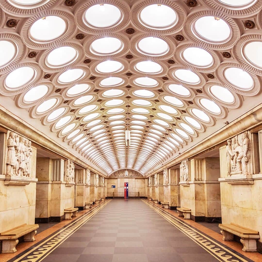 のインスタグラム：「. With its ornate design throughout, the Elektrozavodskaya metro station in Moscow could double as a museum✨ Travel time should be fun! #NewJourneyJanuary  モスクワの地下鉄駅構内はまるで美術館のよう🚉  移動時間も旅の楽しみ💡 . . Post your memories with #FlyJAL  #JapanAirlines #russia #moscow #moscowmetro」