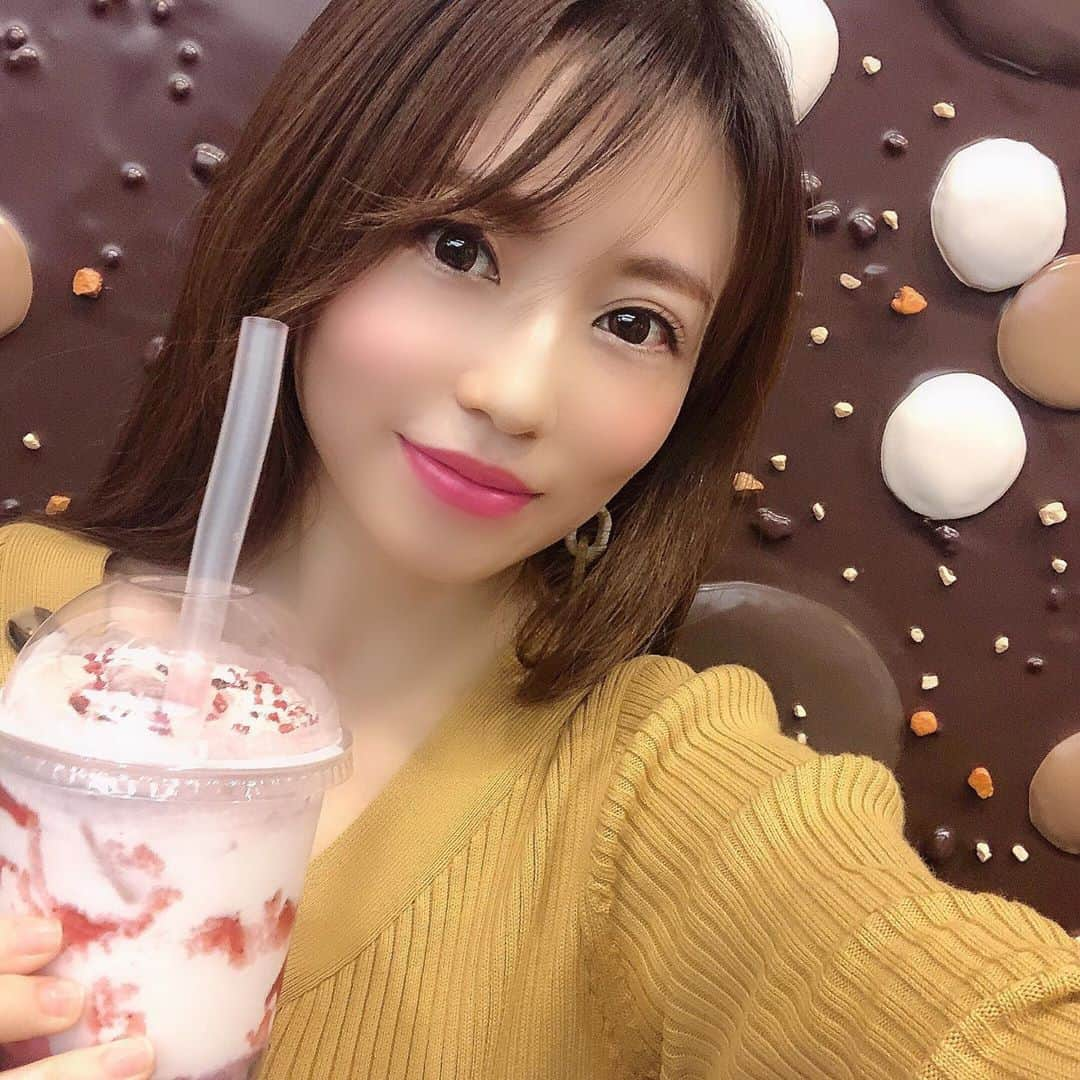 伊藤みくさんのインスタグラム写真 - (伊藤みくInstagram)「チョコレート好きにとっての天国﻿ サロンドショコラ2020へ行ってきました❤️﻿ ﻿ 今日はとっーてもお会いしたかったクリスチャンカンプリニさんに会いにいってきました！ ﻿ 10年前にロケでパリに行った時に取材させてもらったんです。﻿ ﻿ 初めて彼のチョコレート を食べた時はそれはもう感動で....﻿ 今まで知らなかったショコラの世界を教えてもらった気がしました☺️﻿ ﻿ 今日はサインと写真までお願いして大満足のサロショ✨  #サロンドショコラ #サロンドショコラ2020」1月29日 23時03分 - miku90210