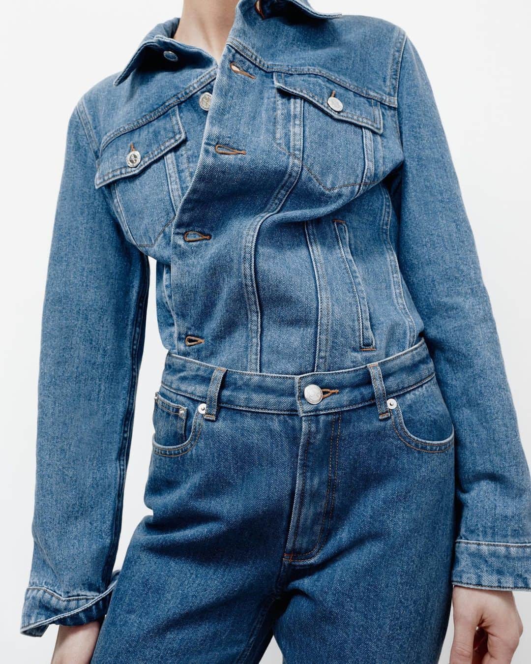 アーペーセーさんのインスタグラム写真 - (アーペーセーInstagram)「A.P.C. Denim⠀ ⠀ A.P.C. offers its traditional range of denim in different materials and shapes. ⠀ ⠀ Photo : @timelkaim⠀ ⠀ Available in stores and at apc.fr⠀ ⠀ #APC #APCdenim #Denim #Jeans」1月29日 22時59分 - apc_paris