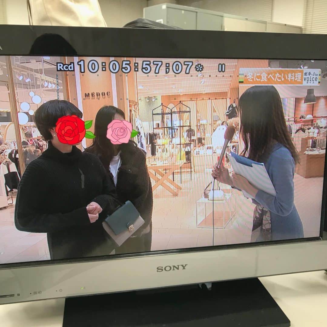飯野詩帆のインスタグラム：「今日のボイスアイ🎤♪ 『寒い日に食べたい料理』 ・ 第1位は…やっぱりお鍋でした🍲💓 ・ 私は週7でもいいくらい 熱々お鍋が大好きです🤤（笑） ・ 皆さんは何を食べたくなりますかー？？ ・ ・ あさって31日のひるぽちでも放送します！ お時間ありましたらご覧ください🙇‍♀️ ・ ・ #群馬テレビ #アナウンサー #寒い #冬 #食べたい料理 #受験シーズン #受験生は #温かい料理に支えられています #✏️」