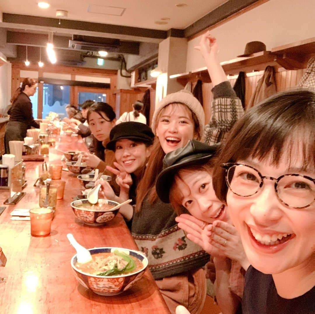 大月さゆさんのインスタグラム写真 - (大月さゆInstagram)「終演後はラーメン行こぅ〜🍜となった人たち。 あっさりとしたコク🍥 細〜い麺🍥 絶妙な辛味と旨み🍥  #シャボン玉とんだ宇宙までとんだ  #終演後 #サクッとラーメン屋さんに寄る」1月29日 17時35分 - sayuotsuki_official