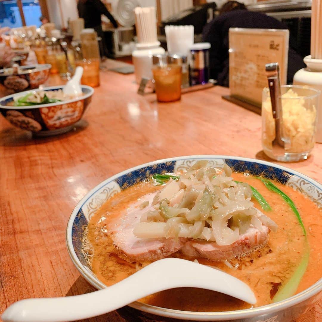 大月さゆのインスタグラム：「終演後はラーメン行こぅ〜🍜となった人たち。 あっさりとしたコク🍥 細〜い麺🍥 絶妙な辛味と旨み🍥  #シャボン玉とんだ宇宙までとんだ  #終演後 #サクッとラーメン屋さんに寄る」